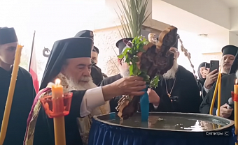 Патриарх Иерусалимский освятил воды Иордана 
