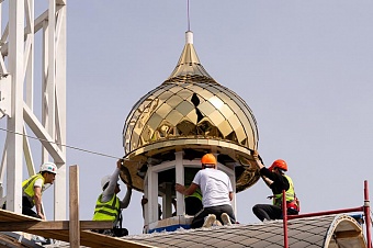 Для нового храма в Алматы освящены кресты и купола 