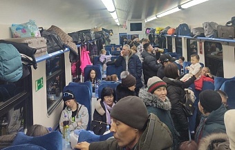 Железнодорожники перевозят поездами застрявших на дорогах казахстанцев