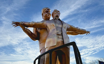 Статую Трампа и Эпштейна установили в столице США 