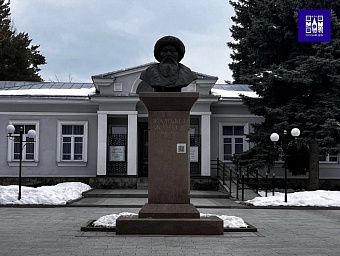 Русский дом в Алматы почтил память Жамбыла Жабаева 